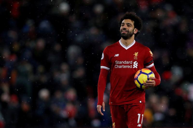 Mohamed Salah, llevándose el balón a casa tras marcar cuatro goles frente al Watford.