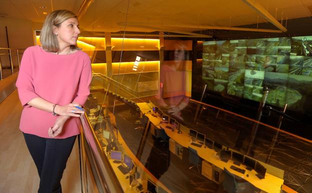 Sonia Díaz de Corcuera observa las pantallas del Centro de Gestión, que informan en directo del estado de las carreteras vascas.