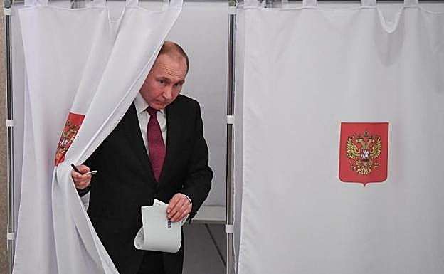 Imagen principal - Putin arrasa en las presidenciales con más del 75% de los votos