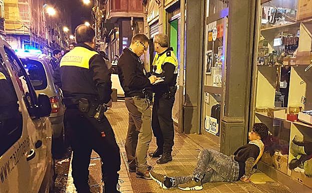 La Policía practica un arresto por narcotráfico.