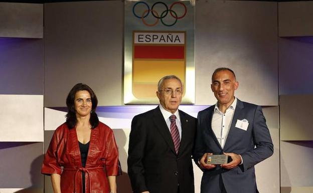 Solís, tras recoger la placa de homenaje en Madrid. 