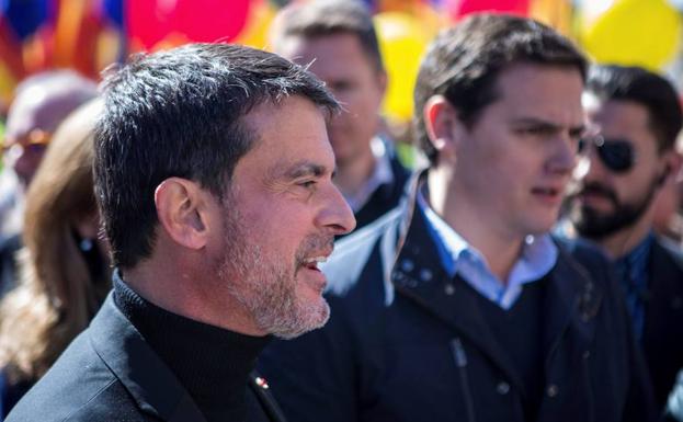 Manuel Valls junto a Albert Rivera durante la manifestación convocada por Societat Civil Catalana. 