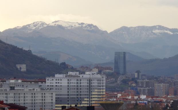 Los montes que rodean Bilbao han amanecido esta mañana con un fino manto blanco.