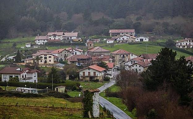 El vial de Ibarrangelu a Akorda es estrecho y sinuoso, por lo que resulta muy peligroso. 