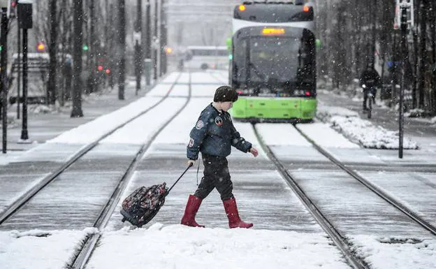 Un niño camina por Vitoria.