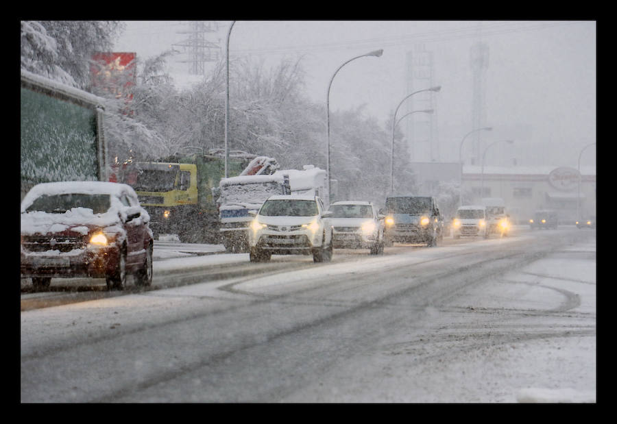 La copiosa nevada que cae en la provincia desde el lunes por la noche dificulta el tráfico en todo el territorio