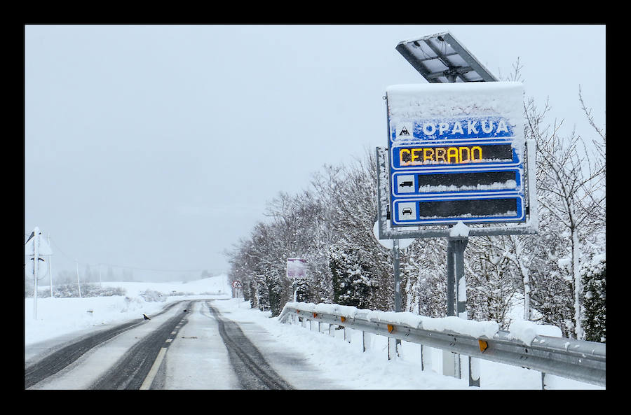 La copiosa nevada que cae en la provincia desde el lunes por la noche dificulta el tráfico en todo el territorio