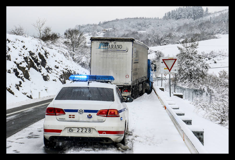 La copiosa nevada que cae en la provincia desde el lunes por la noche dificulta el tráfico en todo el territorio