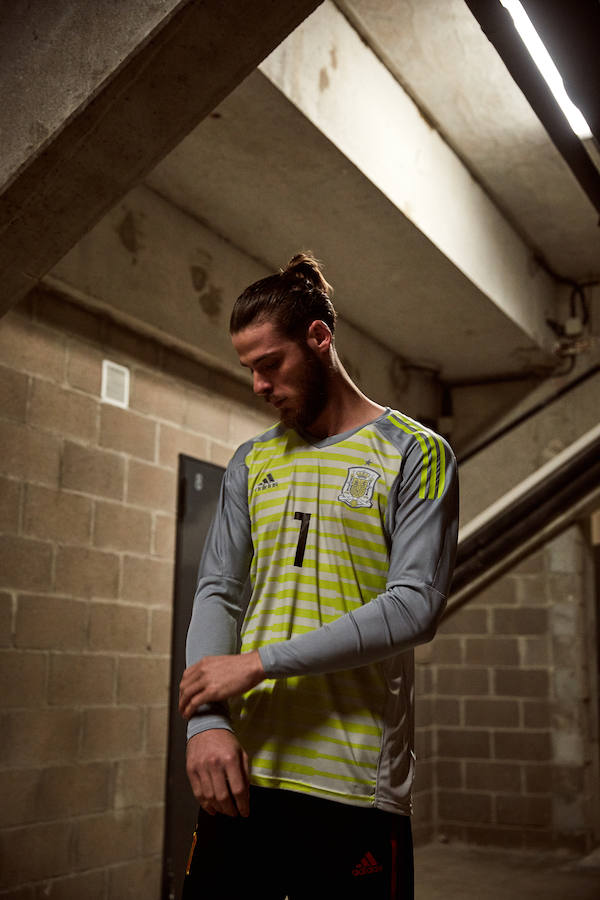 Adidas ha hecho oficial la segunda equipación que lucirá España en el Mundial de Rusia 2018, de un color azul claro en una camiseta que en sus tonos hace un homenaje a la segunda de la Eurocopa 2012 conquistada en Kiev.