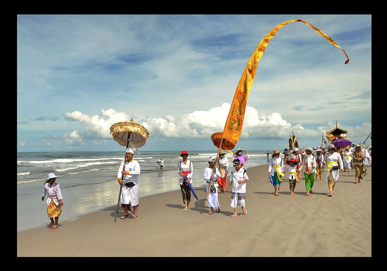 Durante el Nyepi o 'Día del Silencio', los habitantes de la isla indonesia de Bali no deben trabajar, comer, encender la luz ni realizar actividades que les procuren placer. Bali es la única isla que profesa mayoritariamente la religión hindú en Indonesia, un país en el que alrededor del 85 por ciento de los 240 millones de habitantes practican el islam. La celebración que los hinduistas llevan a cabo en esta isla durante el 'Nyepi' se traslada también a los turistas, a quienes se pide que permanezcan en sus hoteles y no acudan a las playas, restaurantes o comercios durante la jornada. Las fotografías muestran la celebración del Melasti, un ritual de purificación que se celebra en Bali, pocos días antes del Nyepi.