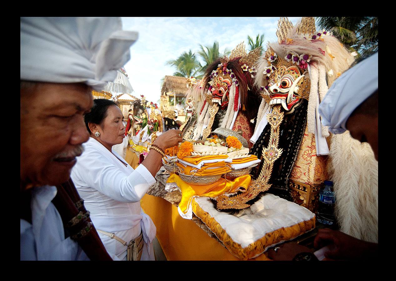 Durante el Nyepi o 'Día del Silencio', los habitantes de la isla indonesia de Bali no deben trabajar, comer, encender la luz ni realizar actividades que les procuren placer. Bali es la única isla que profesa mayoritariamente la religión hindú en Indonesia, un país en el que alrededor del 85 por ciento de los 240 millones de habitantes practican el islam. La celebración que los hinduistas llevan a cabo en esta isla durante el 'Nyepi' se traslada también a los turistas, a quienes se pide que permanezcan en sus hoteles y no acudan a las playas, restaurantes o comercios durante la jornada. Las fotografías muestran la celebración del Melasti, un ritual de purificación que se celebra en Bali, pocos días antes del Nyepi.