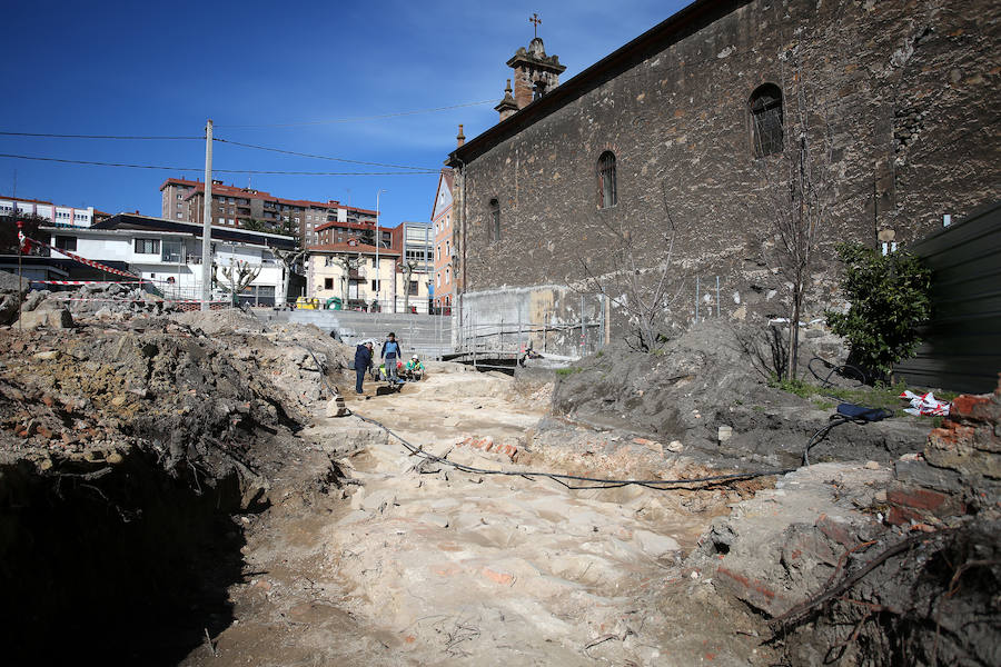 Las obras del nuevo frontón del barrio han destapado un conjunto de tumbas del siglo XVI y los vestigos de un antiguo convento inaugurado en 1432