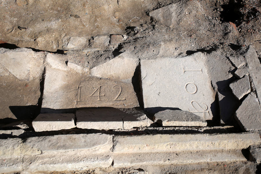 Las obras del nuevo frontón del barrio han destapado un conjunto de tumbas del siglo XVI y los vestigos de un antiguo convento inaugurado en 1432