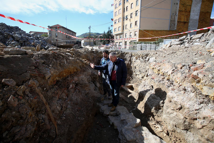 Las obras del nuevo frontón del barrio han destapado un conjunto de tumbas del siglo XVI y los vestigos de un antiguo convento inaugurado en 1432