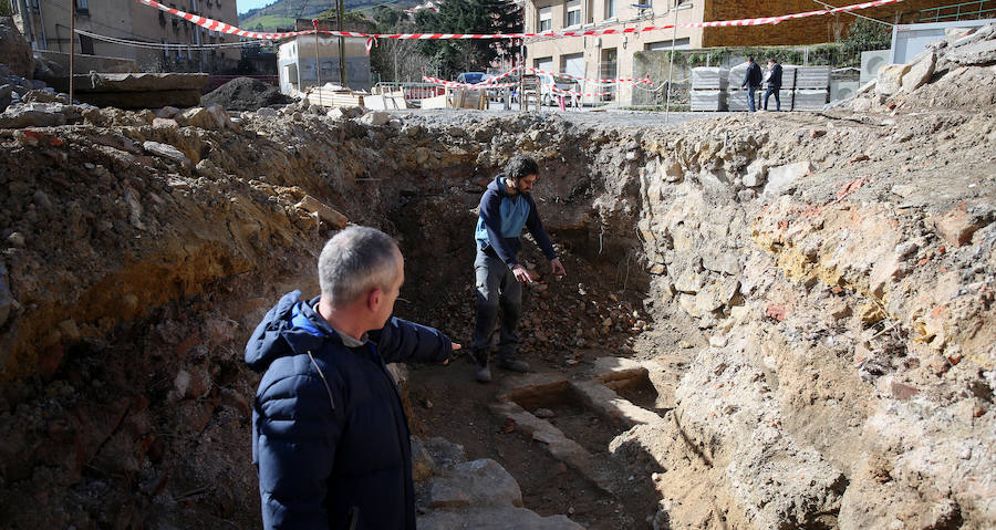 Las obras del nuevo frontón del barrio han destapado un conjunto de tumbas del siglo XVI y los vestigos de un antiguo convento inaugurado en 1432