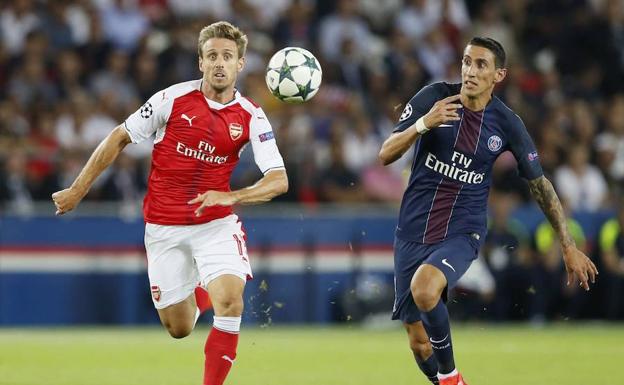 Monreal, en un partido de Champions contra el PSG.