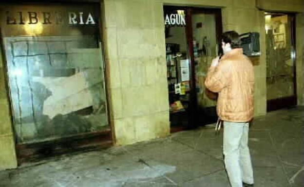 Imagen principal - En la imagen superior, la librería atacada. María Teresa Castells tras uno de los sabotajes en la tienda y el interior de Lagun.