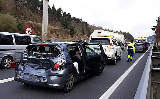 Uno de los coches accidentados en el corredor del Txorierri. SOS DEIAK
