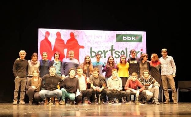 Participantes en la final de Jóvenes Bertsolaris. 