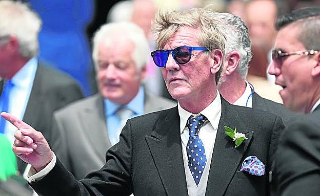 Hace justo una semana, en su reaparición en la boda de su hijo Christian, en Lima. Abajo, con su ‘ex’, Carolina de Mónaco.