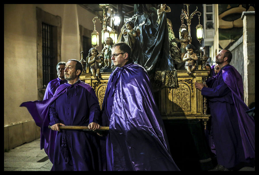 La Procesión de la Dolorosa salió anoche a las calles del Casco Viejo y abrió así las representaciones penitenciales en Vitoria, cuya máxima expresión llegará con la Semana Santa. El paso de la virgen, el único que se muestra, lo custodia en la iglesia de San Vicente la Cofradía de Nuestra Señora de los Dolores, a la que corresponde su acompañamiento, aunque también procesionaron ayer las otras cuatro hermandades vitorianas, La Cruz Enarbolada y el Descendimiento, Nuestra Señora de la Soledad en la Vera-Cruz, Nuestro Señor con la Cruz a Cuestas y la Santa Espina de Berrosteguieta. La banda de tambores de San Vicente de la Sonsierra añadió sentimiento a la marcha.