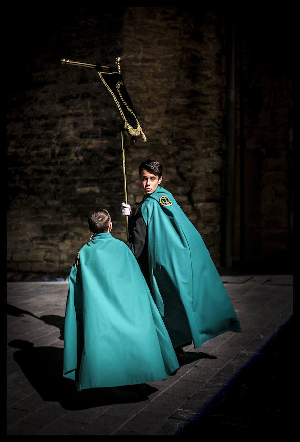 La Procesión de la Dolorosa salió anoche a las calles del Casco Viejo y abrió así las representaciones penitenciales en Vitoria, cuya máxima expresión llegará con la Semana Santa. El paso de la virgen, el único que se muestra, lo custodia en la iglesia de San Vicente la Cofradía de Nuestra Señora de los Dolores, a la que corresponde su acompañamiento, aunque también procesionaron ayer las otras cuatro hermandades vitorianas, La Cruz Enarbolada y el Descendimiento, Nuestra Señora de la Soledad en la Vera-Cruz, Nuestro Señor con la Cruz a Cuestas y la Santa Espina de Berrosteguieta. La banda de tambores de San Vicente de la Sonsierra añadió sentimiento a la marcha.