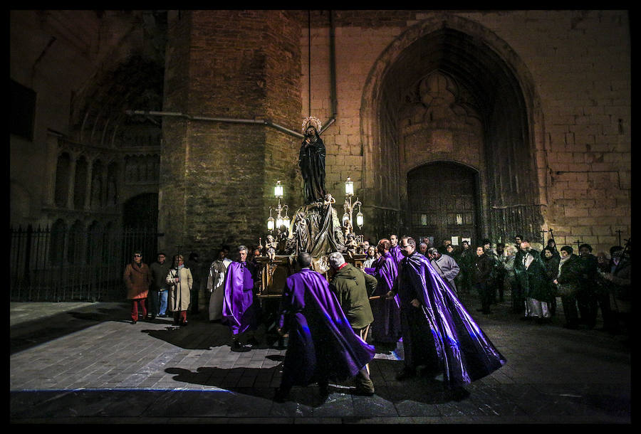 La Procesión de la Dolorosa salió anoche a las calles del Casco Viejo y abrió así las representaciones penitenciales en Vitoria, cuya máxima expresión llegará con la Semana Santa. El paso de la virgen, el único que se muestra, lo custodia en la iglesia de San Vicente la Cofradía de Nuestra Señora de los Dolores, a la que corresponde su acompañamiento, aunque también procesionaron ayer las otras cuatro hermandades vitorianas, La Cruz Enarbolada y el Descendimiento, Nuestra Señora de la Soledad en la Vera-Cruz, Nuestro Señor con la Cruz a Cuestas y la Santa Espina de Berrosteguieta. La banda de tambores de San Vicente de la Sonsierra añadió sentimiento a la marcha.