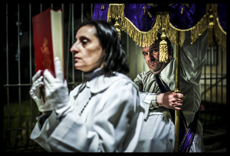 La Procesión de la Dolorosa salió anoche a las calles del Casco Viejo y abrió así las representaciones penitenciales en Vitoria, cuya máxima expresión llegará con la Semana Santa. El paso de la virgen, el único que se muestra, lo custodia en la iglesia de San Vicente la Cofradía de Nuestra Señora de los Dolores, a la que corresponde su acompañamiento, aunque también procesionaron ayer las otras cuatro hermandades vitorianas, La Cruz Enarbolada y el Descendimiento, Nuestra Señora de la Soledad en la Vera-Cruz, Nuestro Señor con la Cruz a Cuestas y la Santa Espina de Berrosteguieta. La banda de tambores de San Vicente de la Sonsierra añadió sentimiento a la marcha.
