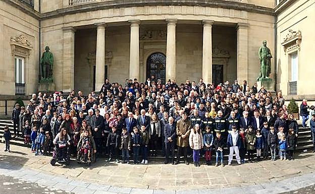 Foto de familia en las escalinatas de la Plaza de la Provincia.