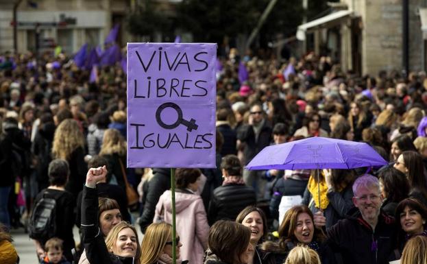 Miles de personas se manifiestan con motivo de la huelga feminista convocada por el Día Internacional de la Mujer.