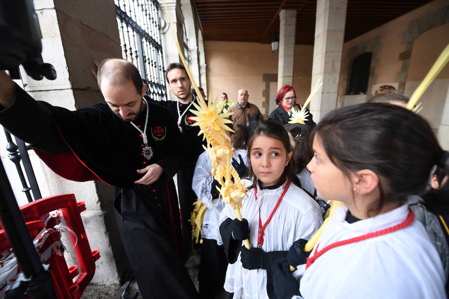 2.000 integrantes de nueve cofrafías, entre ellos muchos niños, han visto frustrado su deseo de salir por el centro de la villa con sus pasos