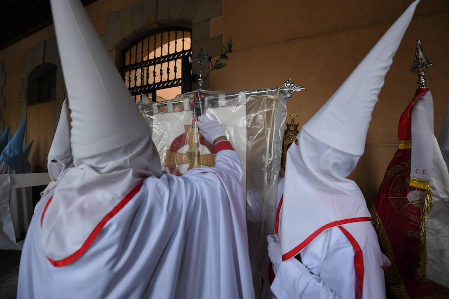 2.000 integrantes de nueve cofrafías, entre ellos muchos niños, han visto frustrado su deseo de salir por el centro de la villa con sus pasos