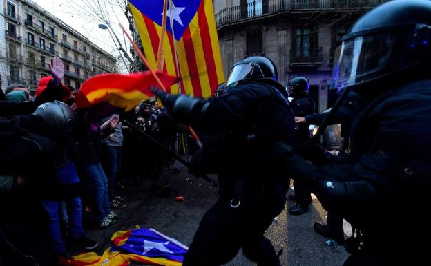 Nueve detenidos y 98 heridos, balance de los graves disturbios en Barcelona
