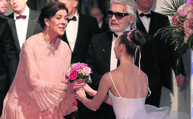 Carolina de Mónaco recibe unas rosas junto a Lagerfeld.