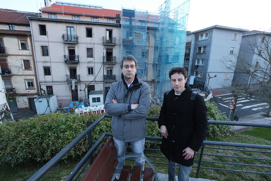 Alberto Pérez y Christian Armengol frente al inmueble, donde todavía siguen trabajando los operarios.