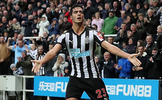 Mikel Merino en un partido con el Newcastle.