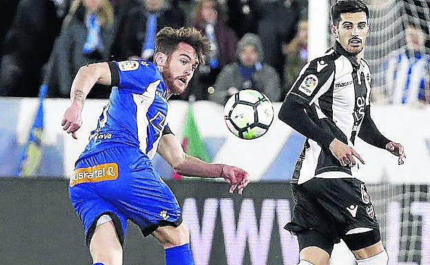 Ibai trata de controlar el balón en el choque ante el Levante. 