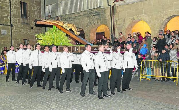 Costaleros portan a hombros, tras el pregón de la Semana Santa ofrecido por la Coral Polifónica, el Cristo Crucificado que se procesionará por Viernes Santo.