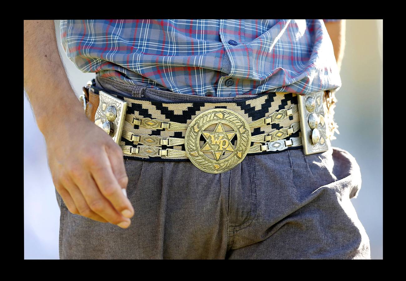 Se parece mucho a un rodeo en el lejano Oeste norteamericano, pero no es lo mismo. En las 'Jineteadas' el gaucho cabalga un potro no domado con el objeto de resistir ocho segundos encima y ofrecer el mejor espectáculo. Las jineteadas son una parte de las actividades que se celebran en Montevideo, Uruguay, con motivo de la Semana Criolla. Un evento que nació en 1925 y atrae a jinetes de países vecinos como Argentina y Brasil, que este año ha sido seguido por cerca de 200.000 personas. En abril de 2006, fue declarado deporte nacional.