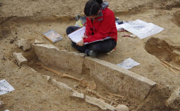 Imagen principal - Trabajo de campo en el yacimiento de Aistra.