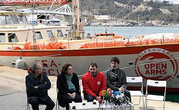 Serrat, Colau y Villacampa arropan al fundador de la ONG Proactiva, Óscar Camps.