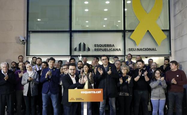 El secretario de Economía y adjunto a la presidencia de Esquerra, Pere Aragonès (c), durante la lectura de un comunicado en la concentración en la sede de ERC el pasado viernes. 