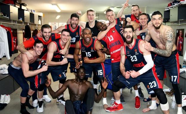 Los jugadores celebran la victoria en el vestuario.