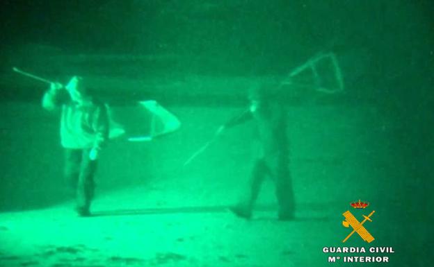 Imagen tomada por la Guardia Civil de la actividad de los pescadores furtivos.
