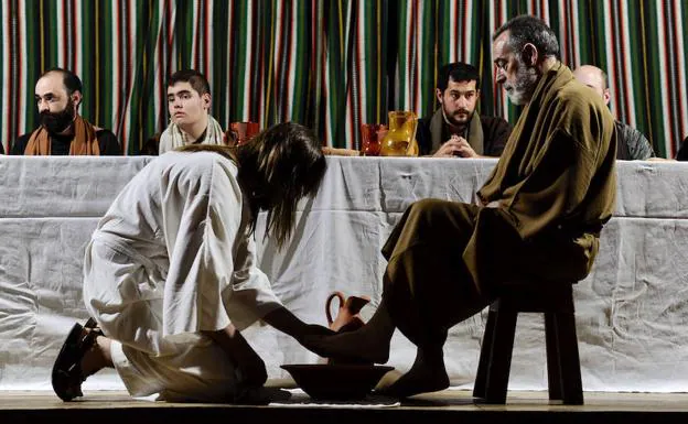 Jesús lava los pies a sus discípulos.