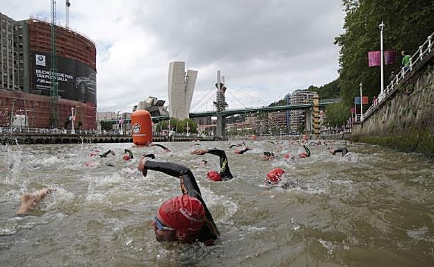 Decenas de atletas en la ría durante la prueba del año pasado. 