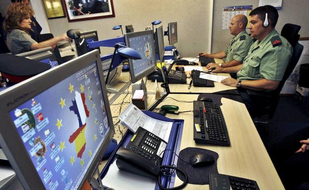 Agentes de la Guardia Civil en un servicio informático.