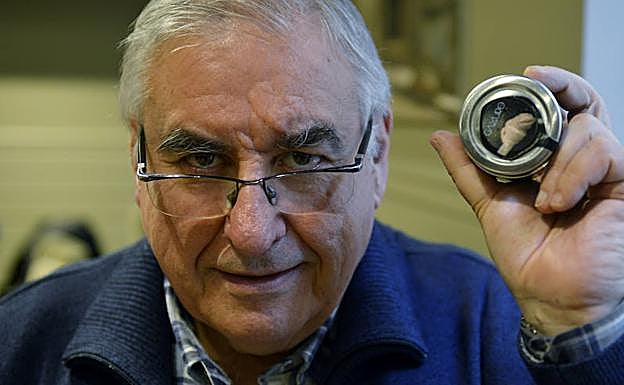 Javier Pérez muestra un tarro de Gaxure.