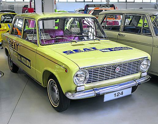 Imagen secundaria 1 - 1. Se trata de uno de los dos únicos vehículos descapotables fabricados de este modelo. 2. El 124 salió el 14 de julio del 69 de la cadena de montaje y se sorteó entre los empleados. 3. Fiat denuncio que había plagiado su modelo y Seat demostró que no era así.