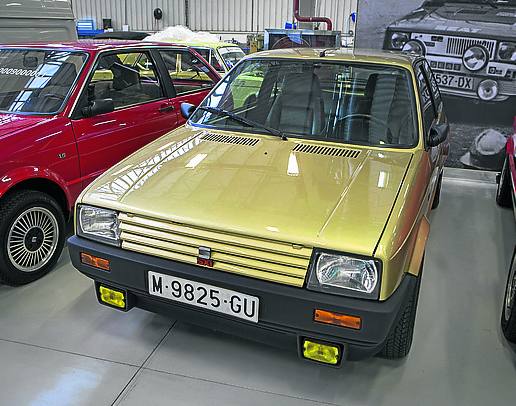 Imagen principal - 1. Fue el regalo que el rey Juan Carlos le hizo a su hijo al cumplir la mayoría de edad. 2. Vehículo oficial que fue pilotado por Carlos Sainz en sus comienzos como campeón de rallies, junto a Juanjo Lacalle. 3. El primer eléctrico de la marca.